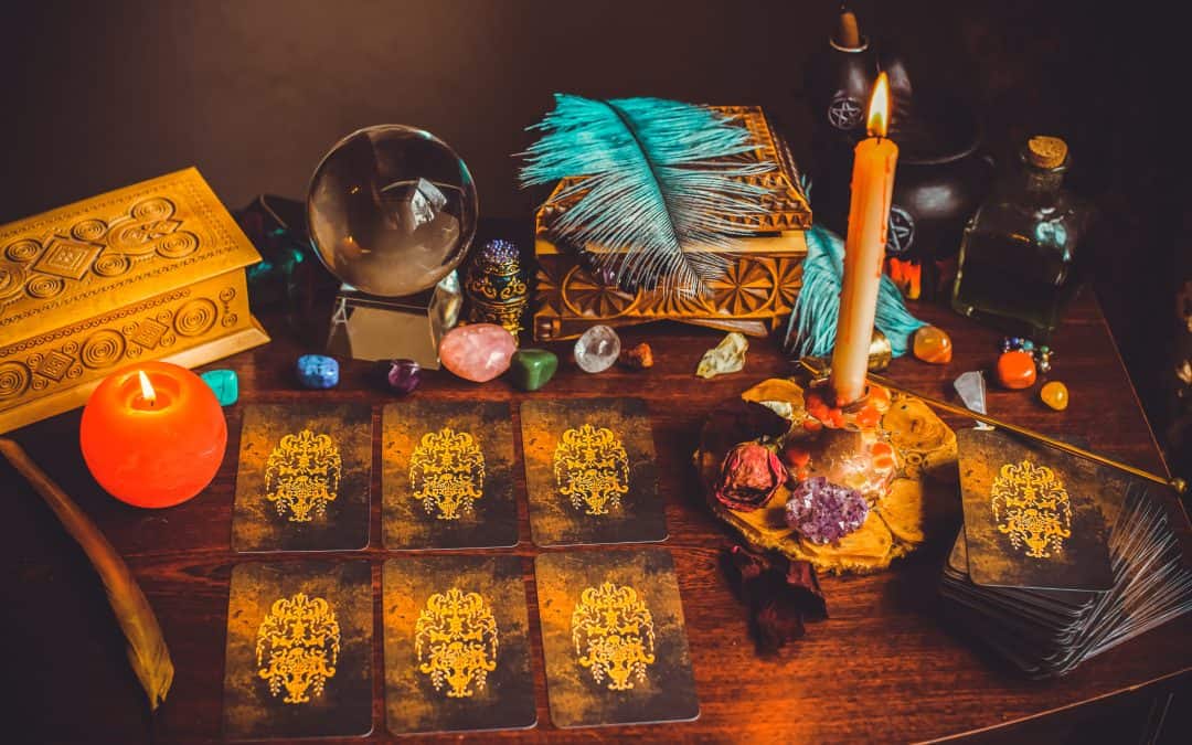 Razlika između tarota i astrologije